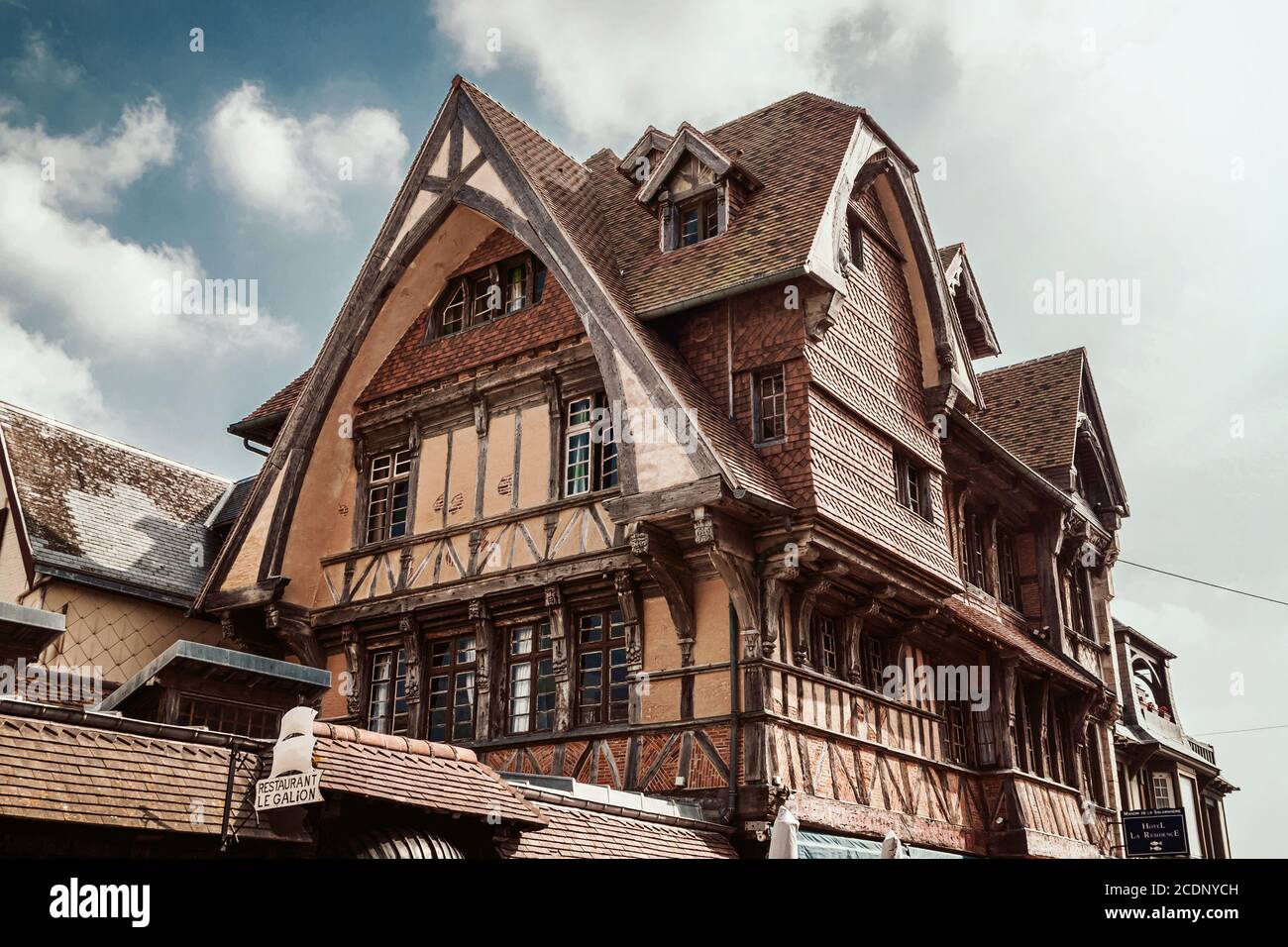 Blick auf das Manoir de la Salamandre, ein historisches, herrliches Tudor-Haus in Etretat, Normandie Stockfoto