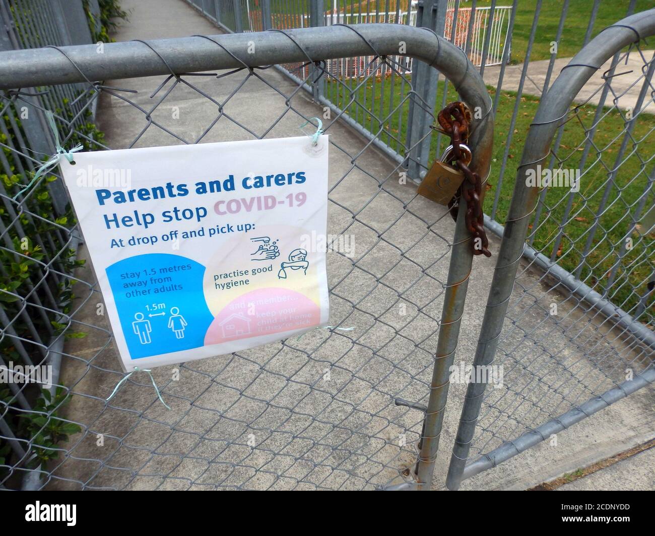 Unterschreiben Sie an einem Eingang der Schulen, wo Sie Empfehlungen für Eltern und Betreuer finden, wie Sie die Ausbreitung von COVID-19, Queensland Australien, verhindern können Stockfoto