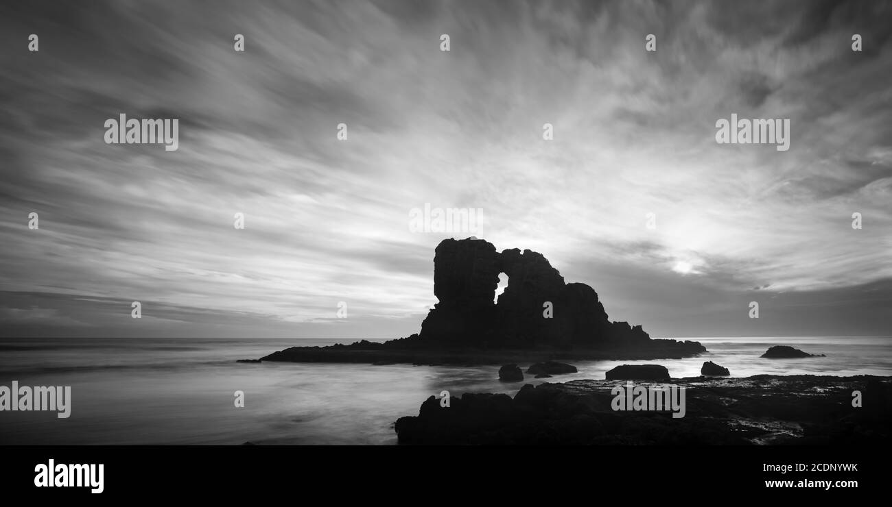 Schwarz-Weiß-Bild von Keyhole Felsen am Anawhata Strand, Waitakere, Auckland Stockfoto