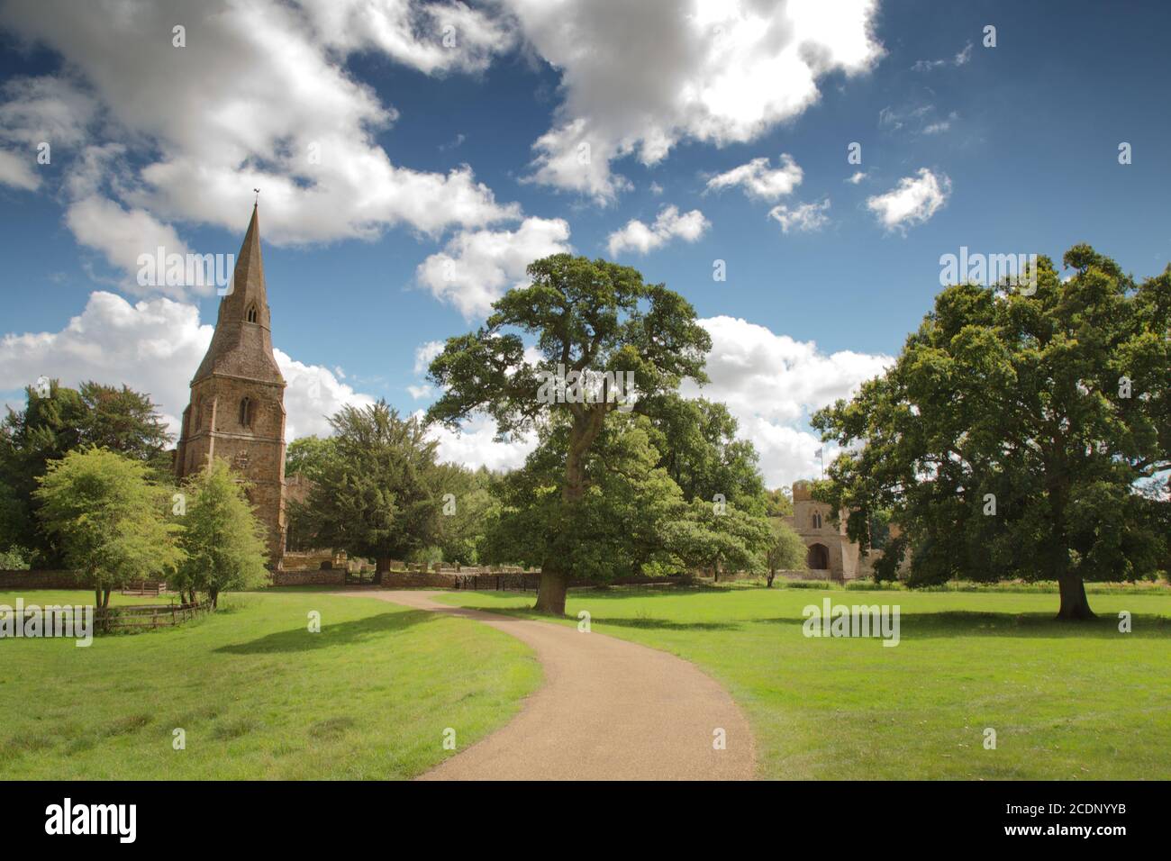 Kirche der Heiligen Jungfrau Maria eine Pfarrkirche in Broughton direkt neben dem Broughton Castle in england Stockfoto