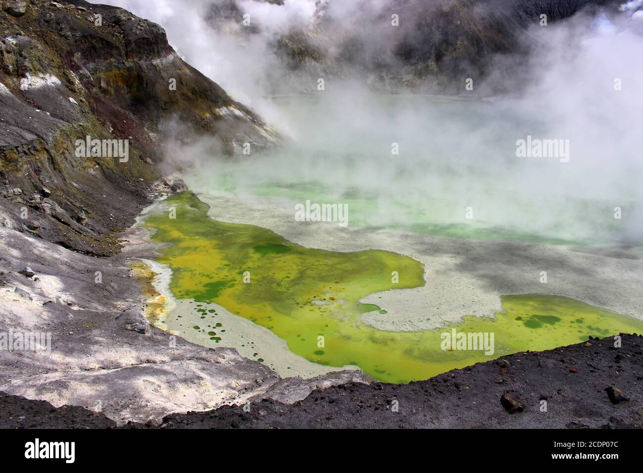 Krater See des Vulkans White Island, Neuseeland Stockfoto