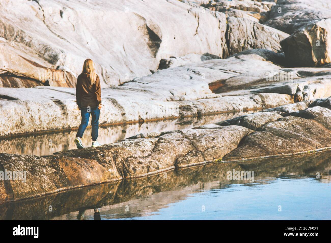 Frau, die alleine reist und die Felsen im Freien genießt, allein Abenteuer Reise Sommeraktivitäten gesunder Lebensstil Ökotourismus in Norwegen Stockfoto