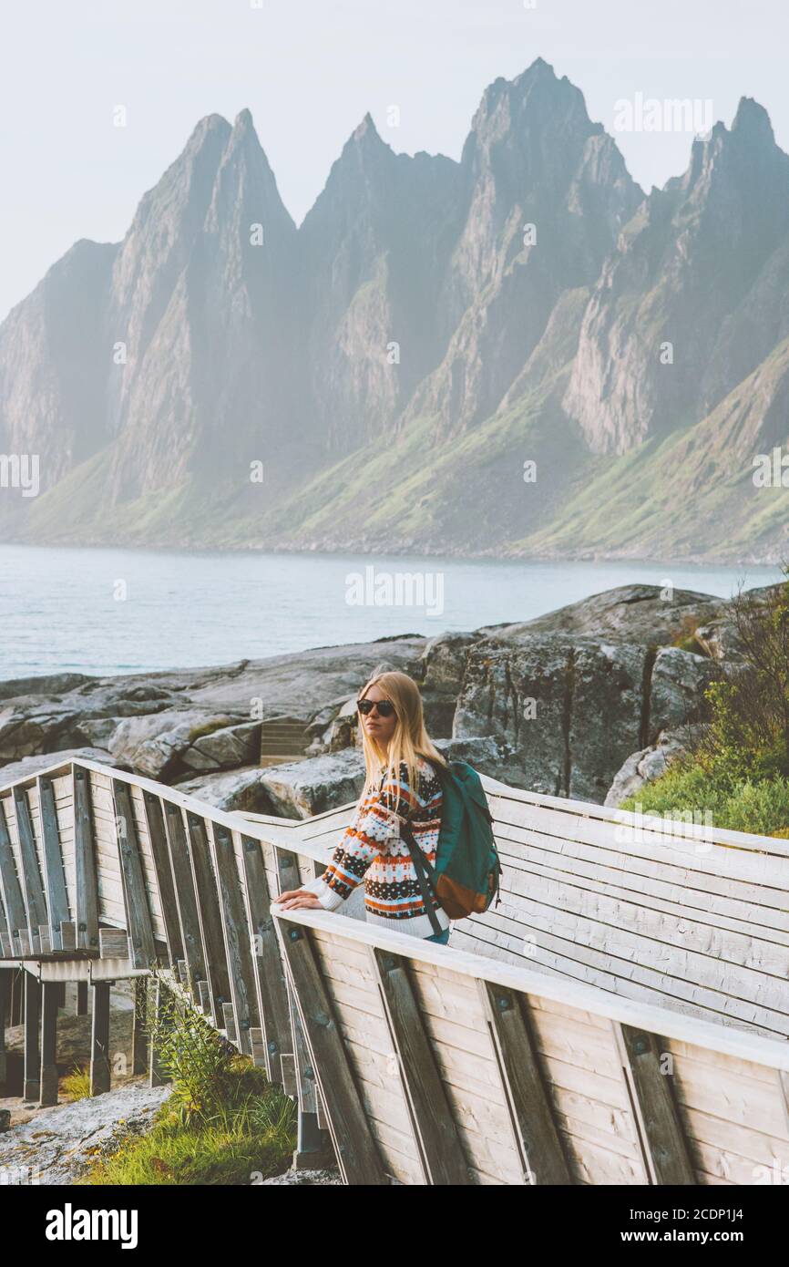Frau Touristen Sehenswürdigkeiten Landschaft Okshornan Gipfel Blick Reisen in Norwegen Gesunder Lebensstil im Freien Sommerurlaub Tour Stockfoto