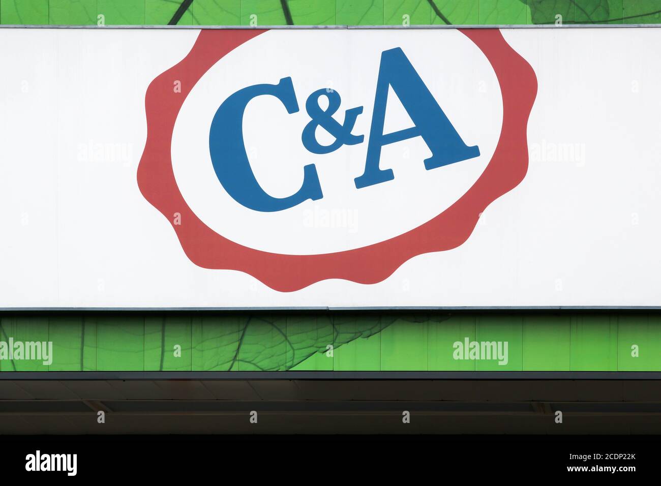 Vienne, Frankreich - 7. Juni 2020: C&A Logo an der Wand. C&A ist eine internationale Kette von Modegeschäften Stockfoto
