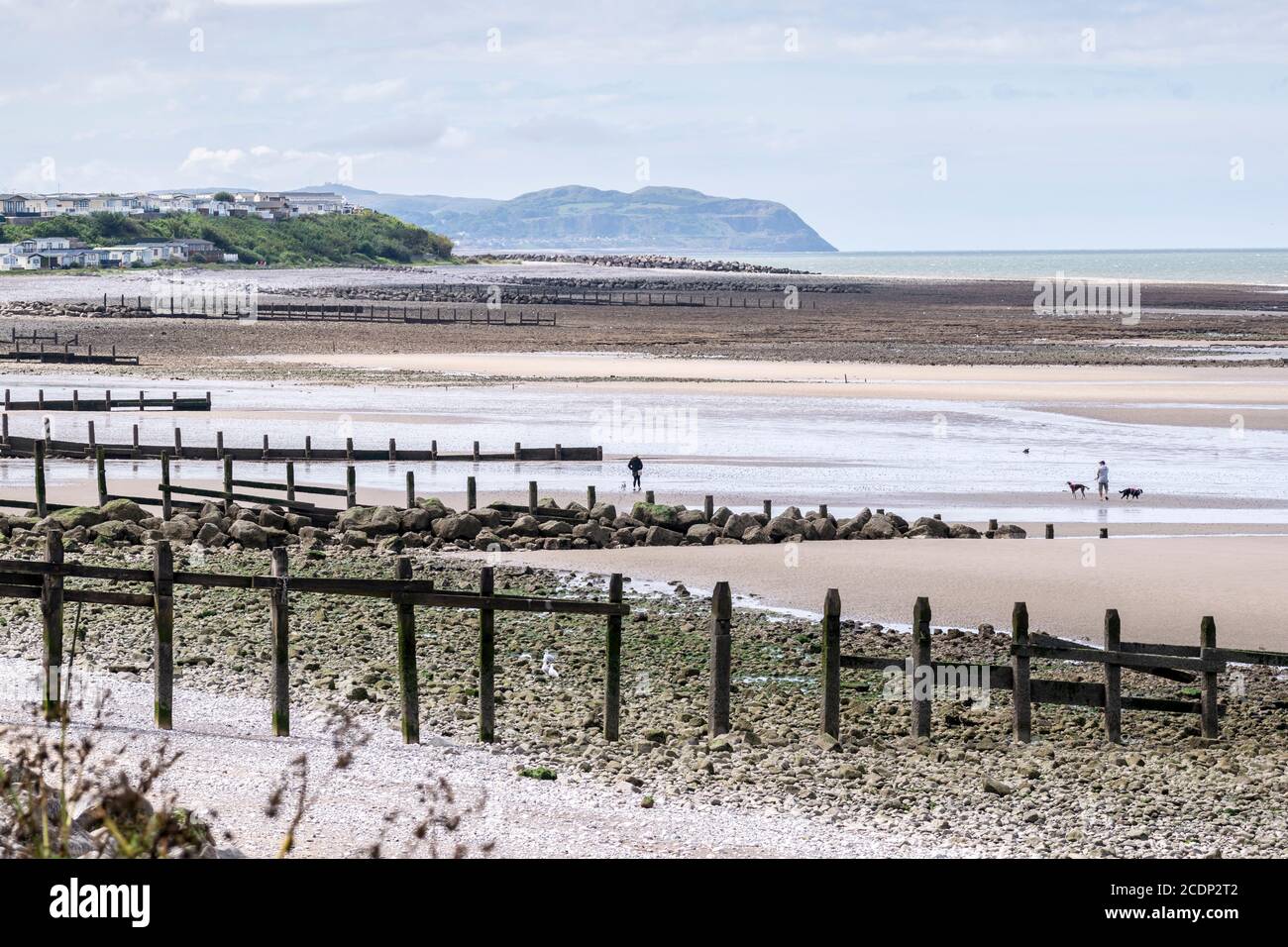 Nordwales Küstenstrand zwischen Abergele und Llanddulas in Richtung Llanddulas und darüber hinaus Stockfoto