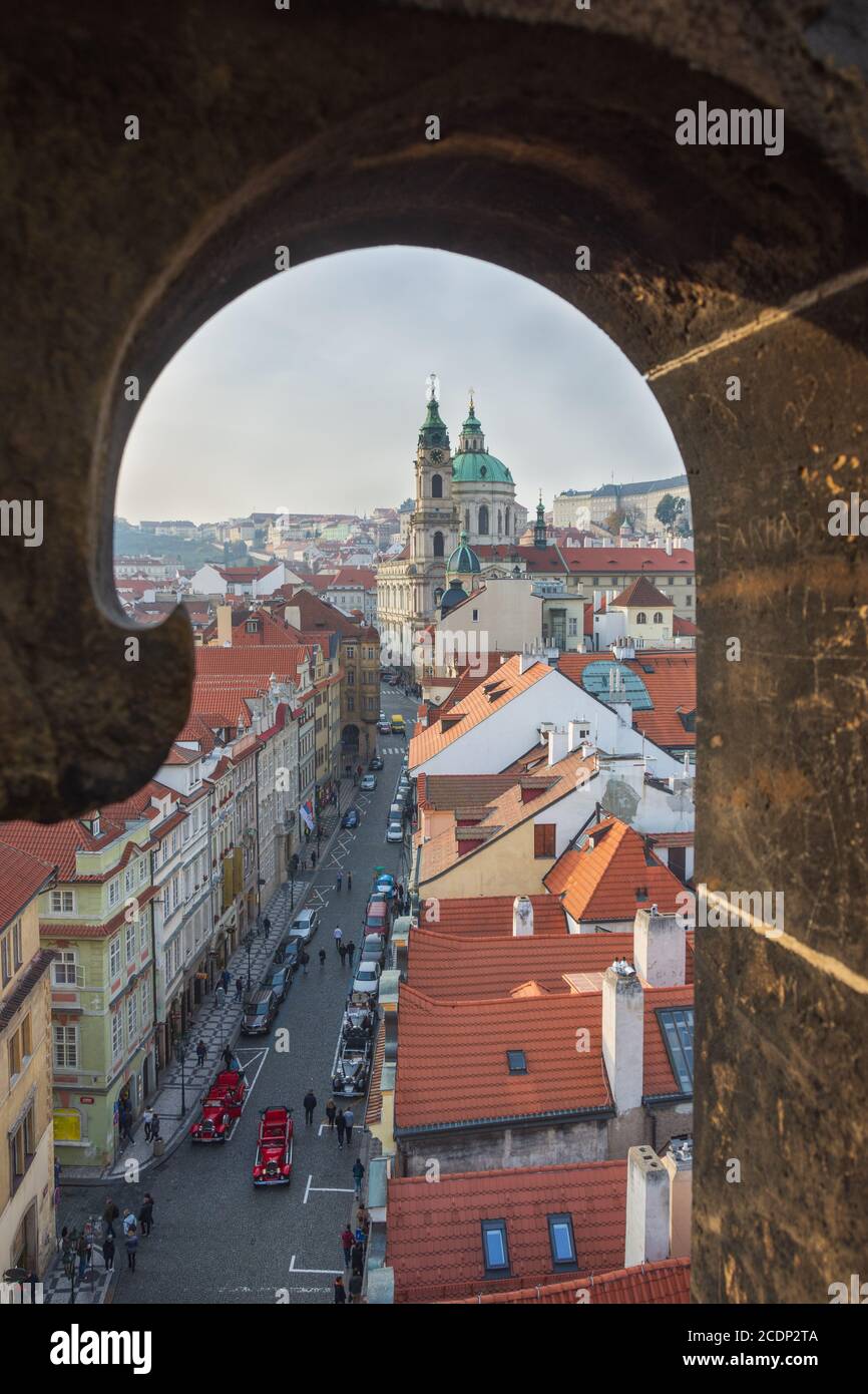 Blick auf die St. Nikolaus-Kirche von einem Turm der Karlsbrücke, Prag, Tschechische Republik Stockfoto