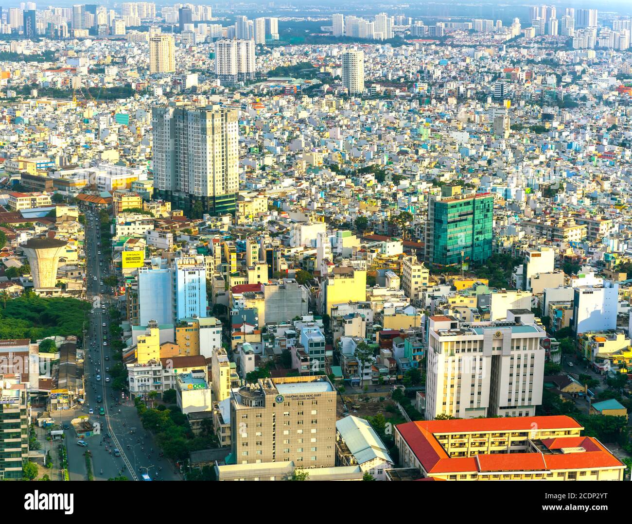 Hoher Blick auf Saigon von oben auf dem Deck Panorama-Aussichtspunkt Entwicklung des Landes in der Innenstadt von Ho Chi Minh City, Vietnam Stockfoto