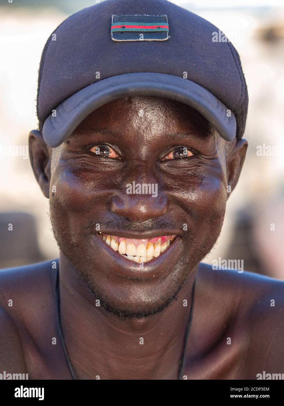 Senegal, Afrika - 24. Januar 2019: Porträt eines glücklichen Schwarzen aus Senegal. Stockfoto