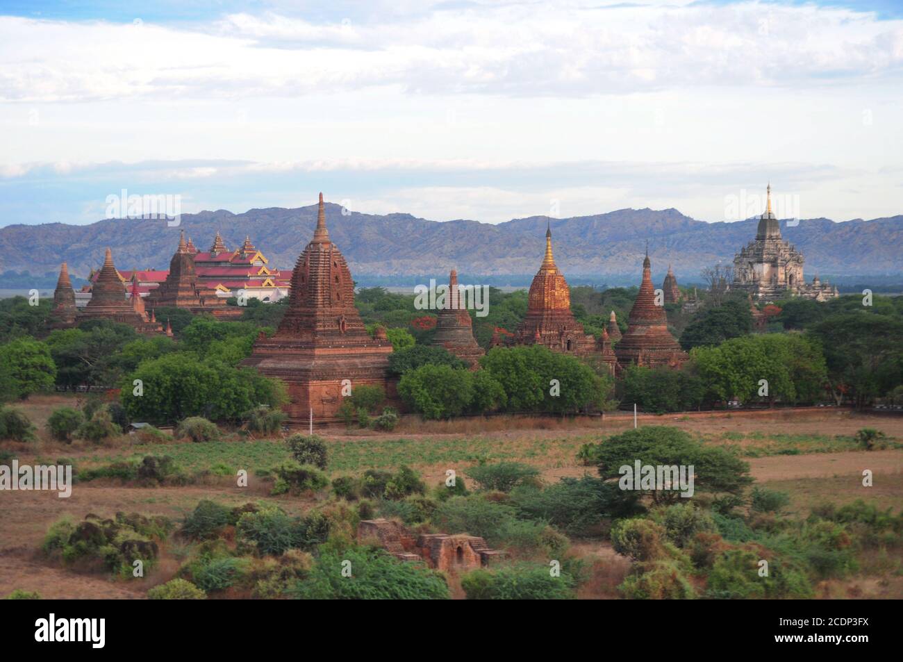 Die alte Bagan Landschaft von Pagoden und Tempeln mit umgeben Üppiges Grün Stockfoto