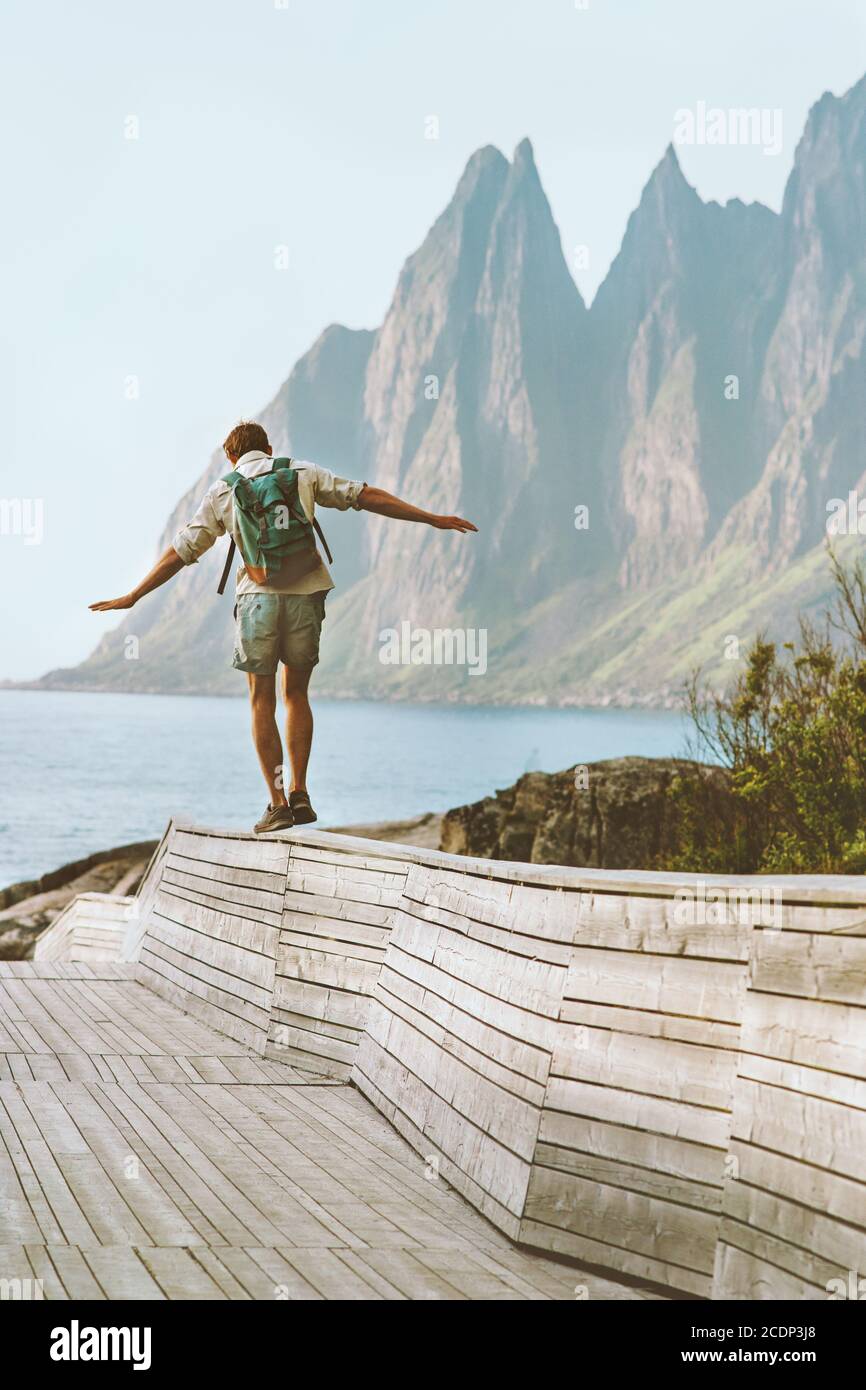Mann Reisende erkunden Norwegen Reisen Solo Sommerferien aktiv gesund Lifestyle Outdoor Okshornan Peaks Landschaft Stockfoto