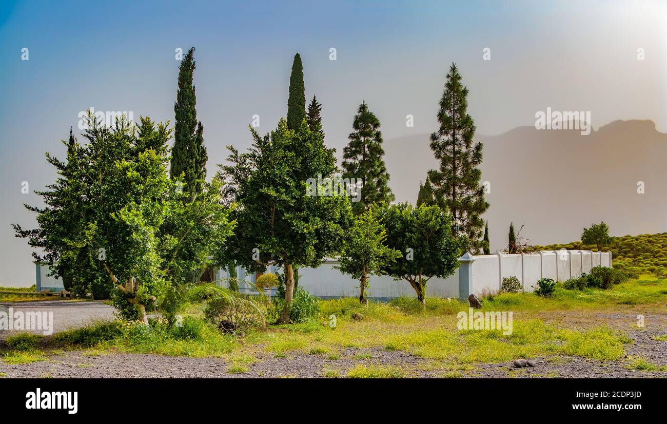 Friedhof Santa Lucia auf Gran Canaria von außen in Der Hintergrund die steilen Gesichter des Cumbr Stockfoto