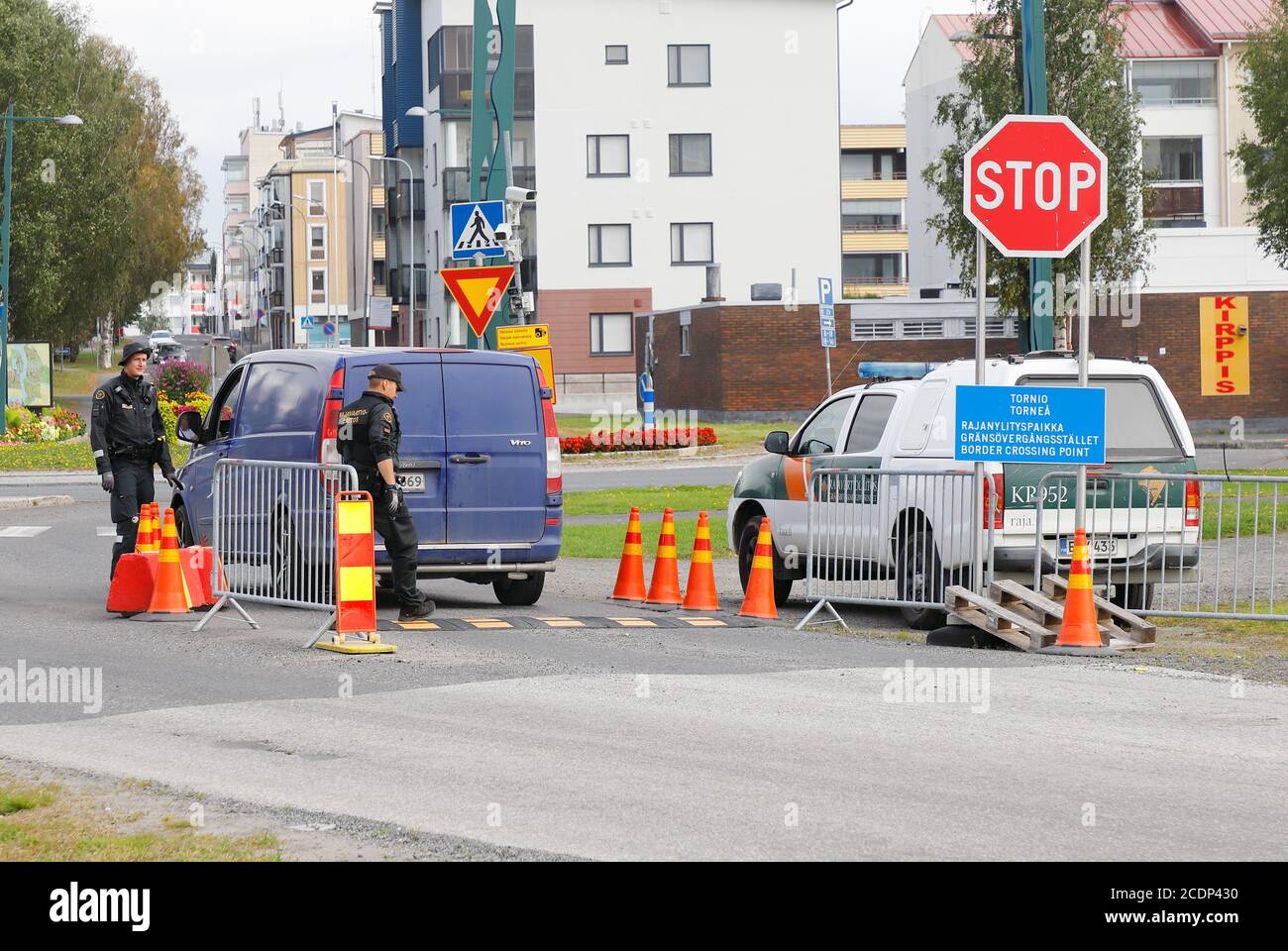 Haparanda, Schweden - 22. August 2020: 175/5000 Finnische Grenzkontrolle am Grenzübergang zwischen Schweden und Finnland in Tornio, von Haparand aus gesehen Stockfoto