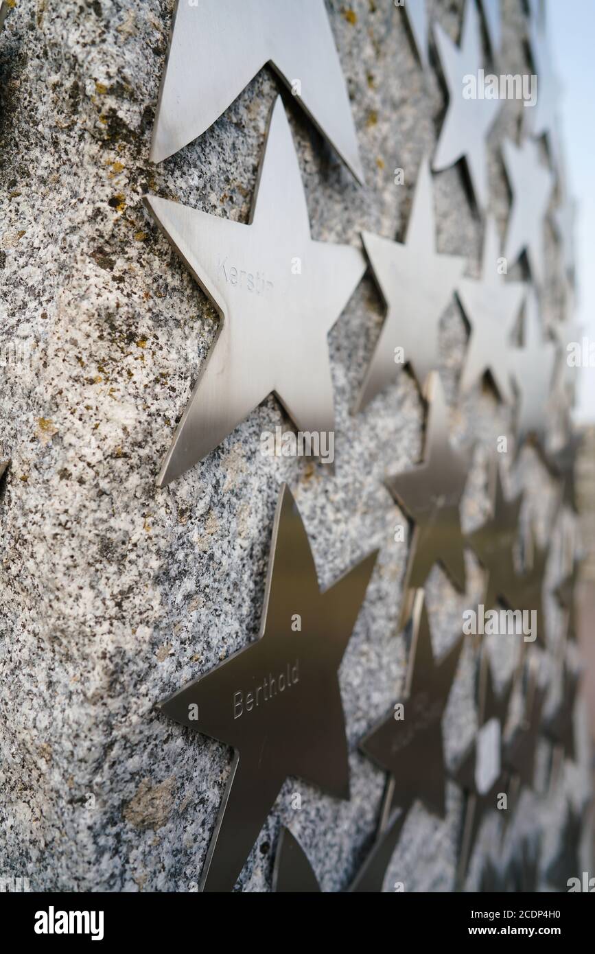 Sterne mit Namen der Spender für die Rekonstruktion eines Brücke in Magdeburg Stockfoto