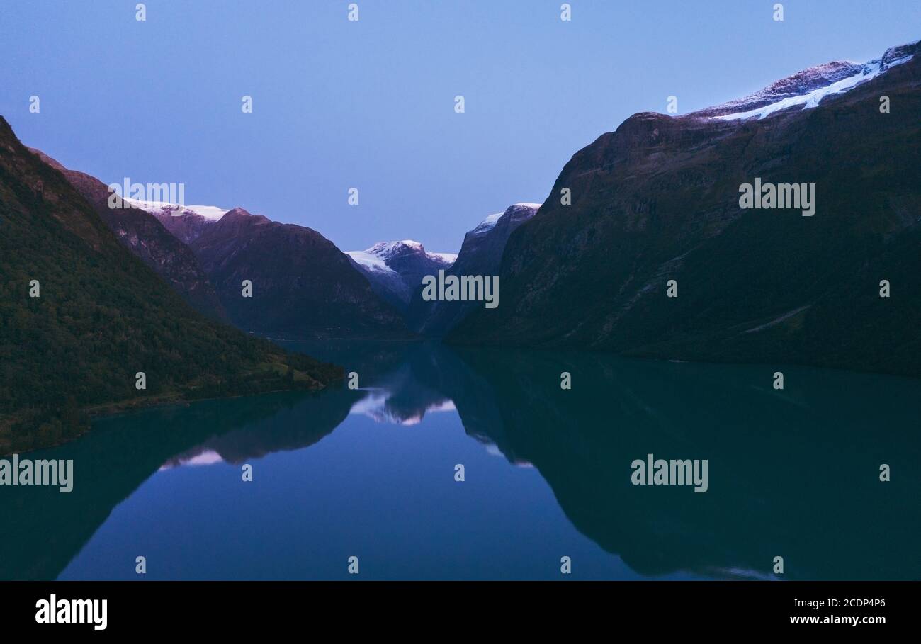 Lovatnet See und Berge Nachtlandschaft in Norwegen Luftbild Wasser Reflexion Reise ruhige Landschaft skandinavischen schönen Destinationen Stockfoto