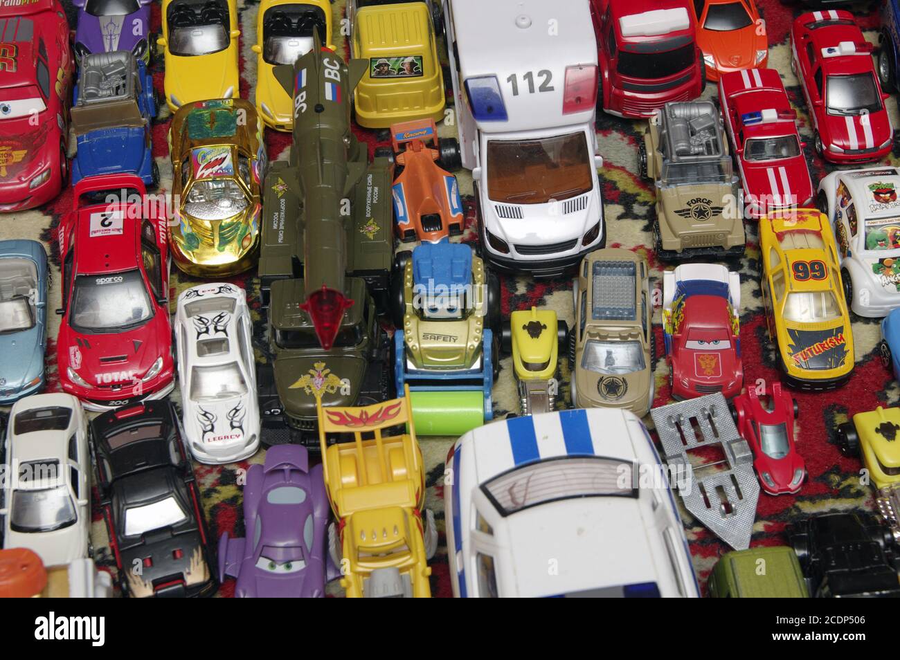 Verschiedene bunte Spielzeugautos Stockfoto