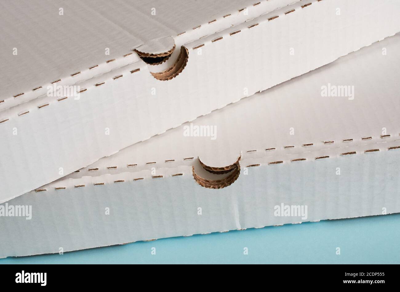 Zwei weiße Pappkartons für Pizza aus nächster Nähe Stockfoto