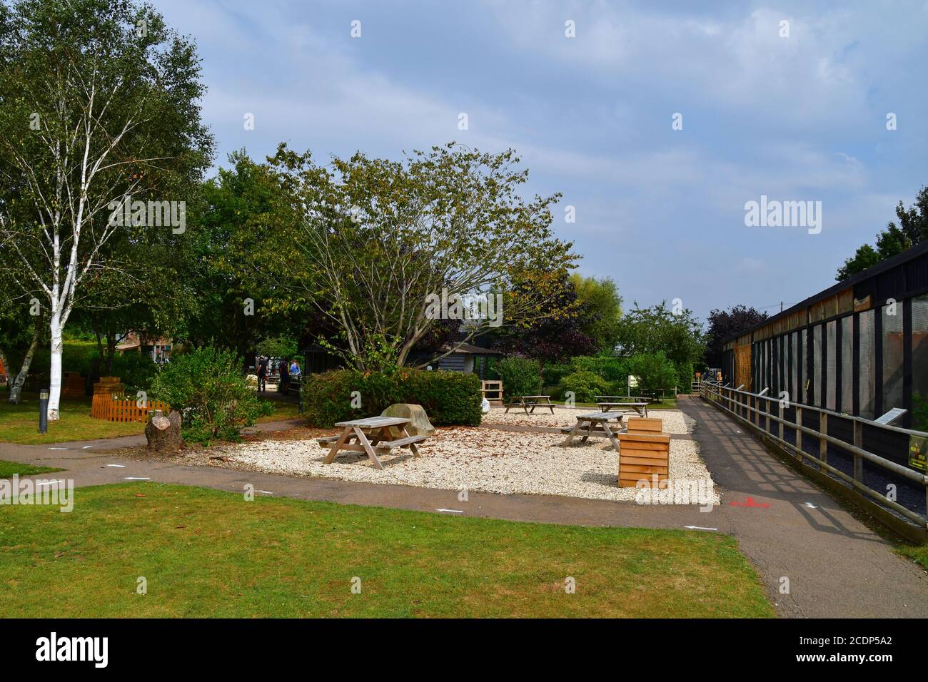 Picknickbereich neben den Avaries im Suffolk Owl Sanctuary, Stonham Aspal, Suffolk, Großbritannien Stockfoto