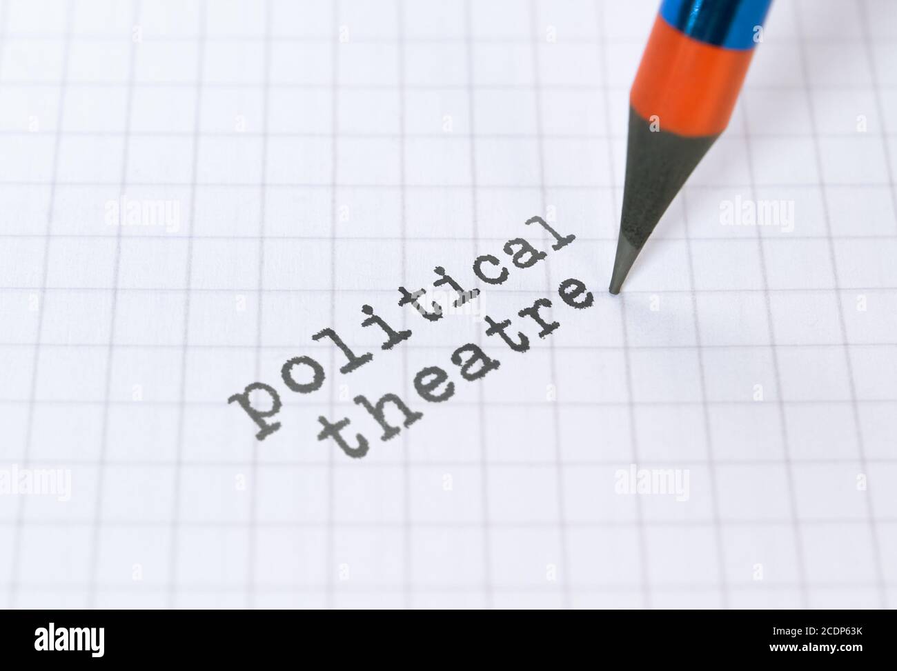 Text Politisches Theater und ein Bleistift auf hellem Hintergrund Stockfoto