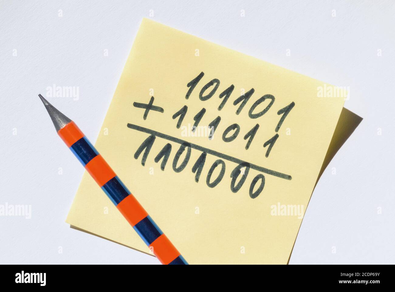 Handgeschriebenes Beispiel für binäre Addition von zwei binären Zahlen und Ein Bleistift Stockfoto