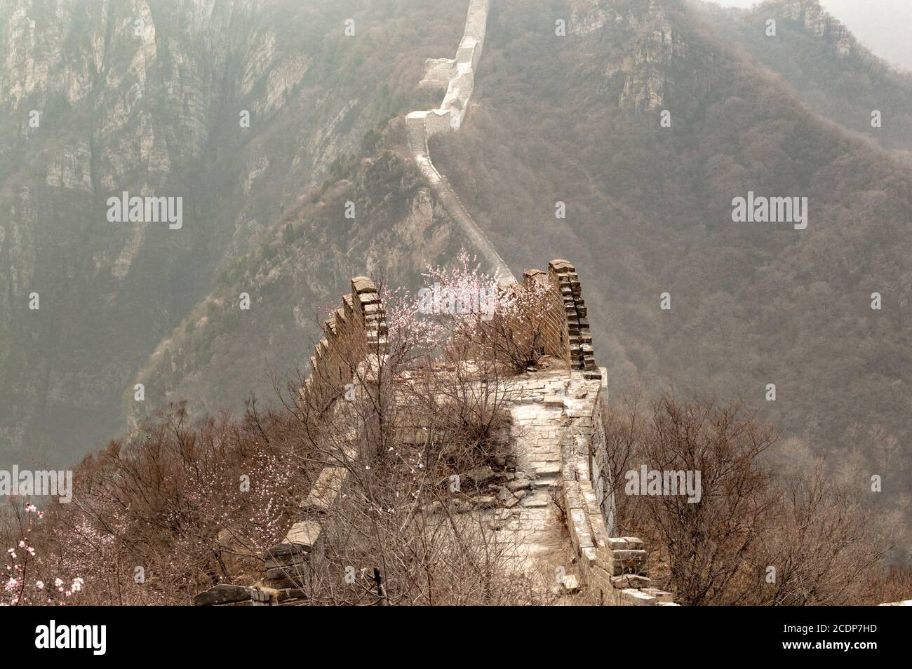 Jiankou, unrestaurierter Teil der Chinesischen Mauer im Huairou Bezirk nördlich von Peking, berühmt für seine steilen Berge Stockfoto
