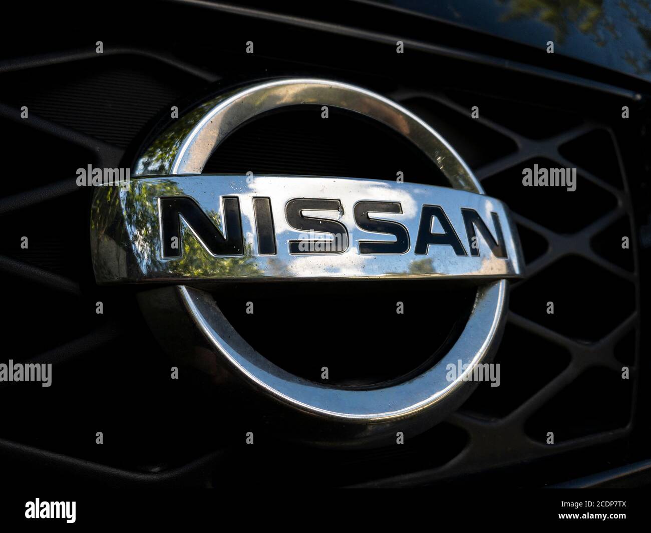 Tallinn / Estland - 28. August 2020: Nahaufnahme des Nissan-Logos auf dem alten SUV-Kühlergrill. Nissan ist eine Marke von International Renault–Nissan–Mitsubi Stockfoto