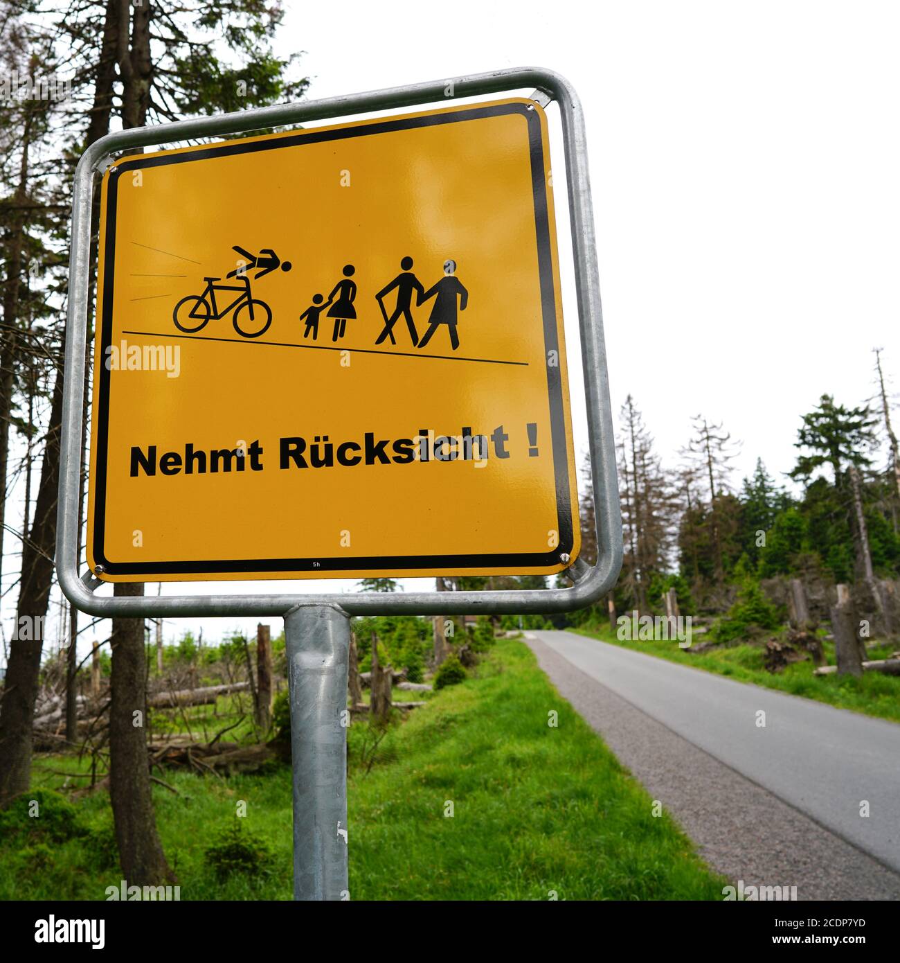 Schild auf dem Weg zum Brocken-Gipfel Mit den Worten berücksichtigen Stockfoto