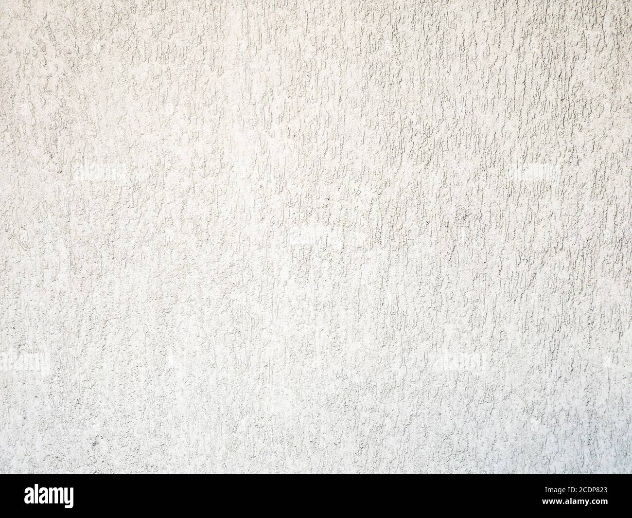 Weiße Betonwand ist eine dekorative oder strukturierte Oberfläche. Kann als Hintergrund oder für Designzwecke verwendet werden Stockfoto