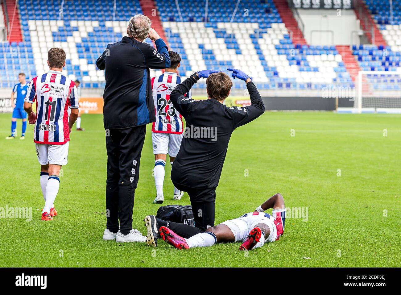 TILBURG - 29-08-2020, Koning Willem II Stadion. Holländischer Fußball, eredivisie, Saison 2020-2021. Willem II Spieler Leeroy Owusu Verletzung im Spiel Willem II - Team VVCS. Willem II. Fysio Gijs van der Bom, Willem II. Clubarzt Jan de Waal Malefijt Stockfoto