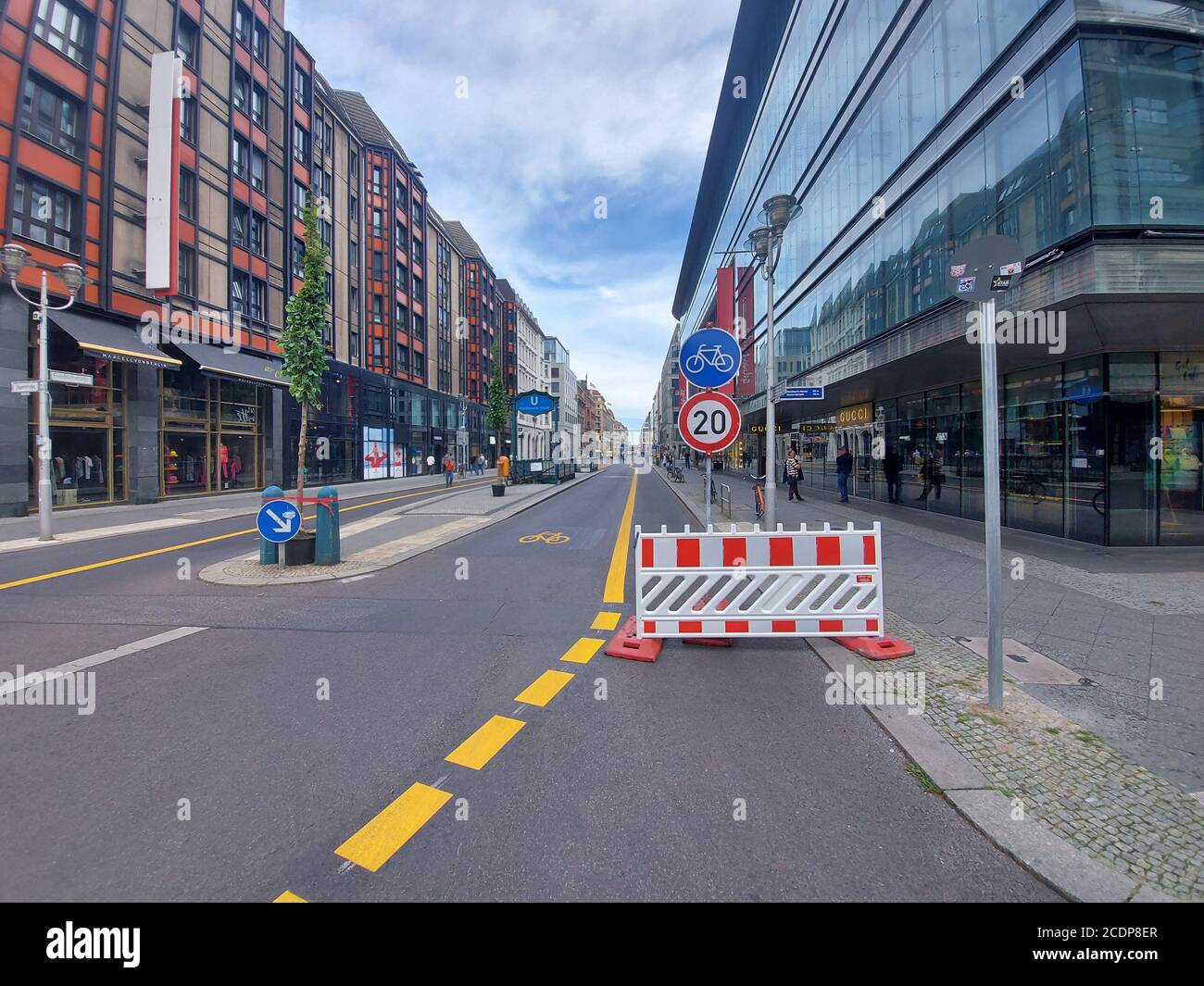 FriedrichstraSe (Friedrichstraße) in Berlin, Deutschland, am 29. August 2020. Bis Ende Januar 2021 wird ein etwa halber Kilometer langer Abschnitt einer der berühmtesten Straßen Berlins ausschließlich Fußgängern und Radfahrern vorbehalten sein. Die Stadt will überprüfen, inwieweit diese Maßnahme die Lebensqualität im öffentlichen Raum erhöhen wird. (CTK-Foto/Ales Zapotocky) Stockfoto