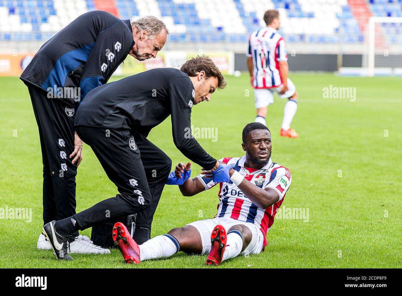 TILBURG - 29-08-2020, Koning Willem II Stadion. Holländischer Fußball, eredivisie, Saison 2020-2021. Willem II Spieler Leeroy Owusu Verletzung im Spiel Willem II - Team VVCS. Willem II. Fysio Gijs van der Bom, Willem II. Clubarzt Jan de Waal Malefijt Stockfoto
