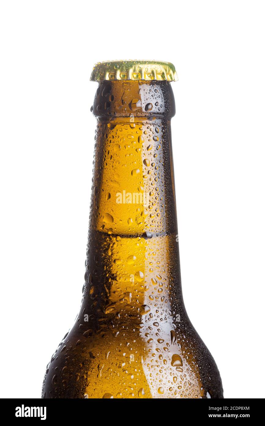 Nahaufnahme der braune Bierflasche mit Tropfen isolierten auf weißen Hintergrund Stockfoto