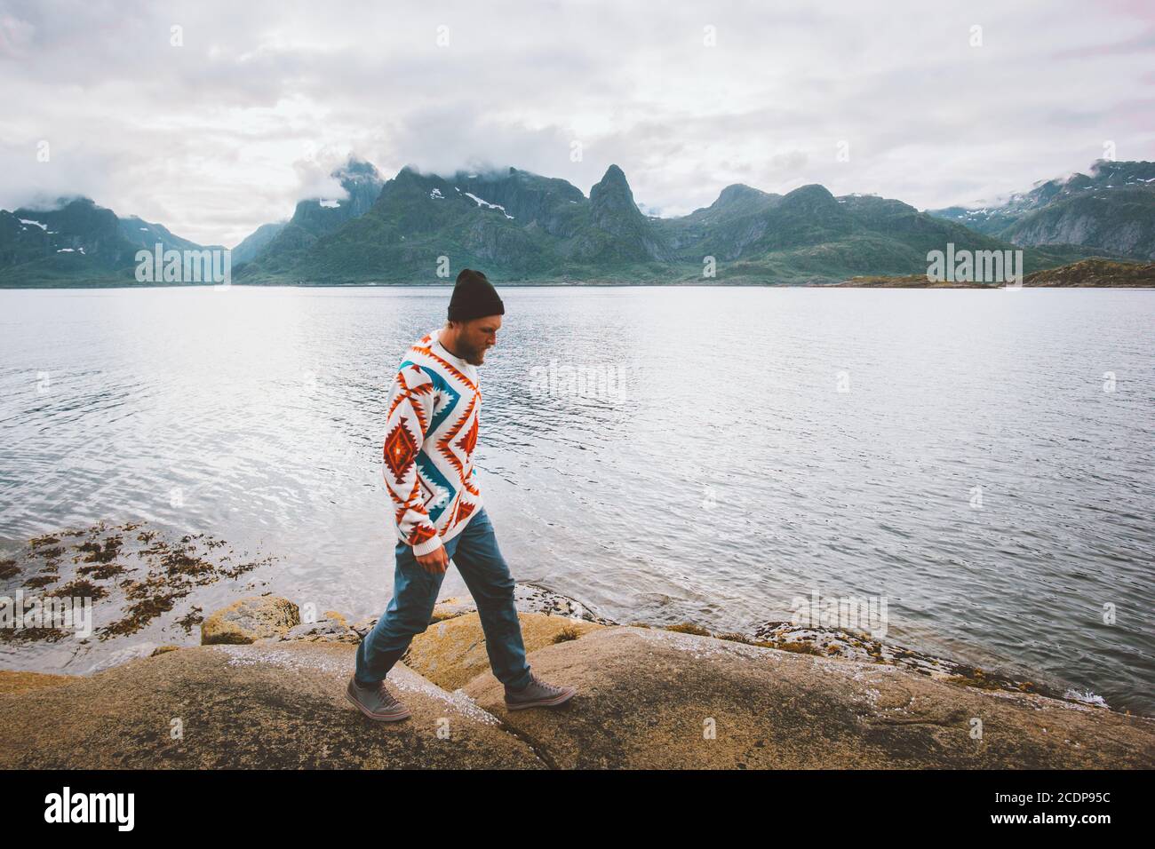 Mann Tourist Wandern am Strand Reisen in Norwegen aktiven Urlaub Outdoor gesunde Lebensweise erkunden Lofoten Inseln Stockfoto