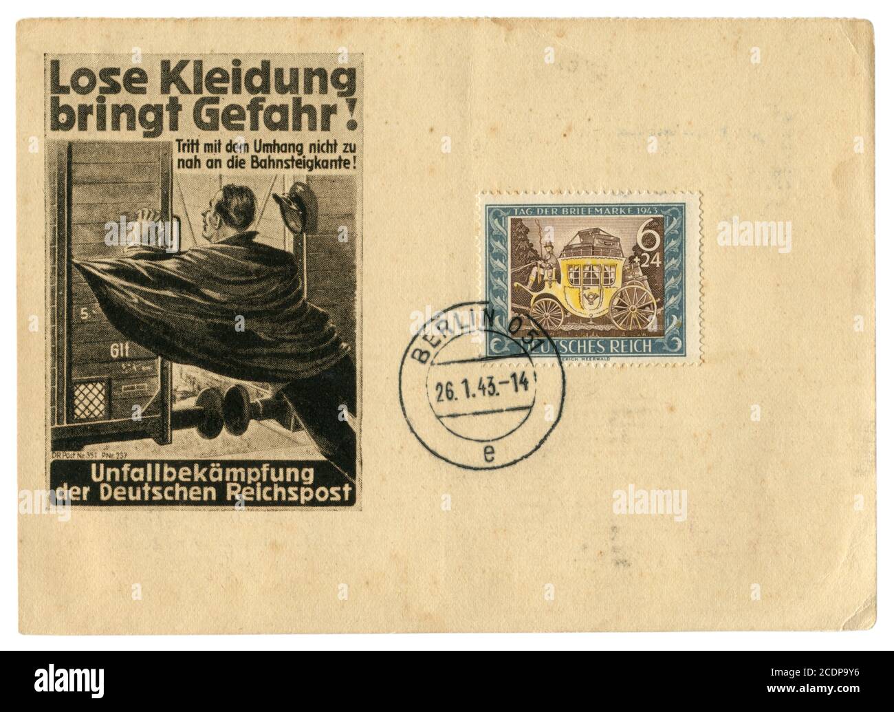 Österreichisch-deutsche historische Postkarte: «lockere Kleidung bringt Gefahr». Eisenbahnsicherheit, Briefmarke, Drittes Reich, 1943 Stockfoto