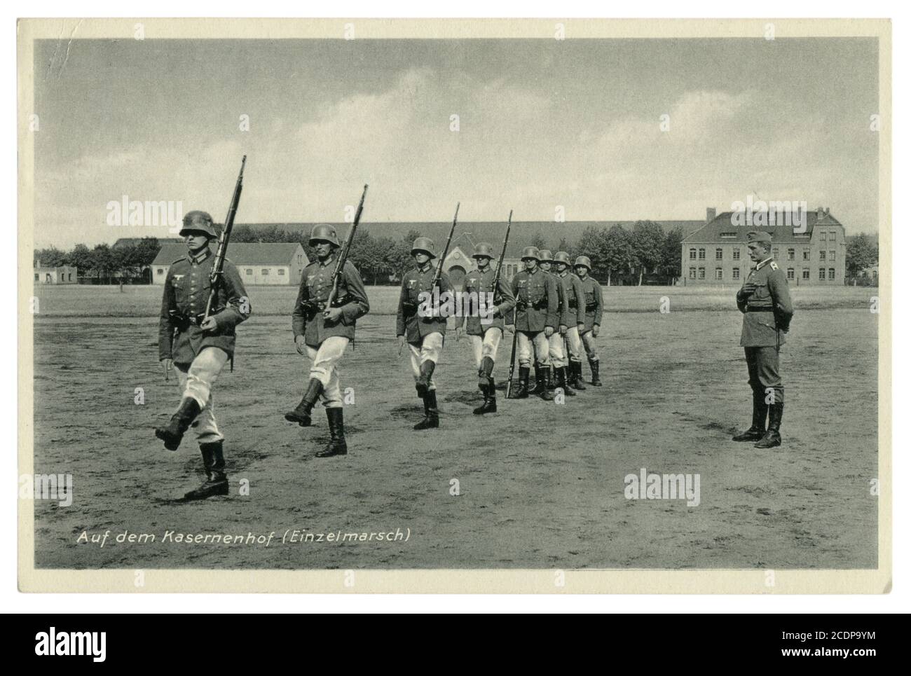 Deutsche historische Fotopostkarte: Im Kasernenhof (einziger Marsch). Ausbildung von Soldaten in Uniform mit Karabinen, Deutschland, Drittes reich, 1939 Stockfoto