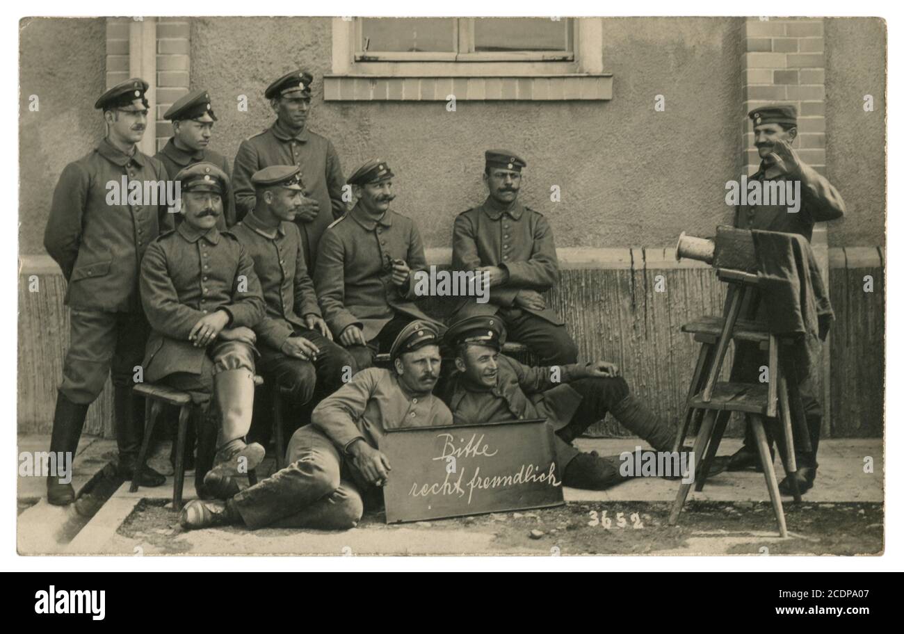 Deutsche historische Fotopostkarte: Soldaten werden zur Erinnerung fotografiert, die Kamera auf einem Hocker vor einer Militäreinheit. Deutschland, 1. Weltkrieg 1916 Stockfoto