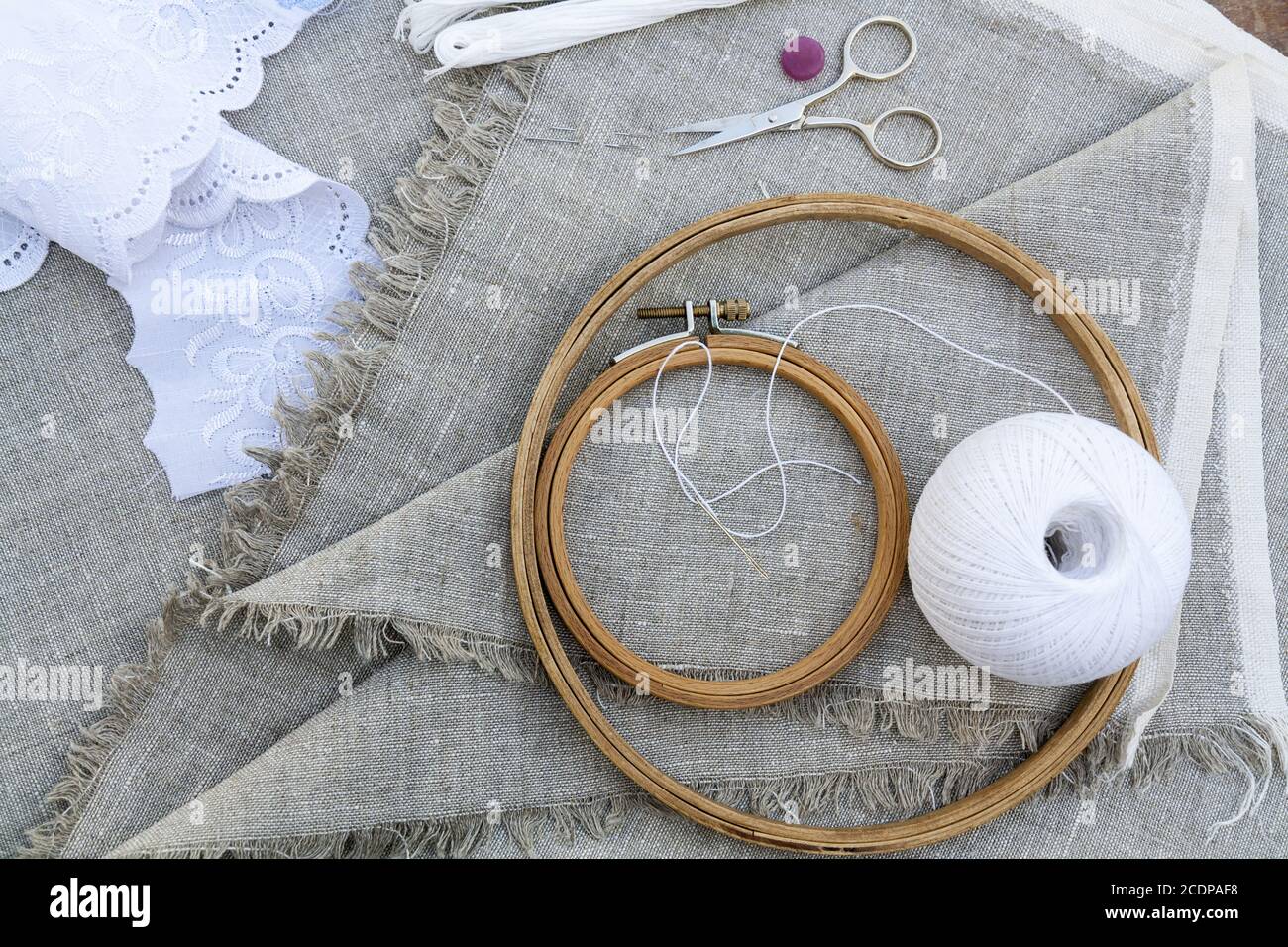 Set für Stickerei, Stricknadel, Faden, Schere und Stickrahmen Stockfoto