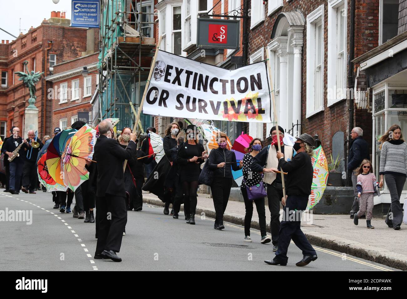 Extinction Rebellion Protestierende auf der Lewes High Street in East Sussex, als ein Wochenende der Extinction Rebellion Aktion im ganzen Land beginnt. Bilddatum: Samstag, 29. August 2020. Siehe PA Geschichte PROTEST Climate. Bildnachweis sollte lauten: Gareth Fuller/PA Wire Stockfoto