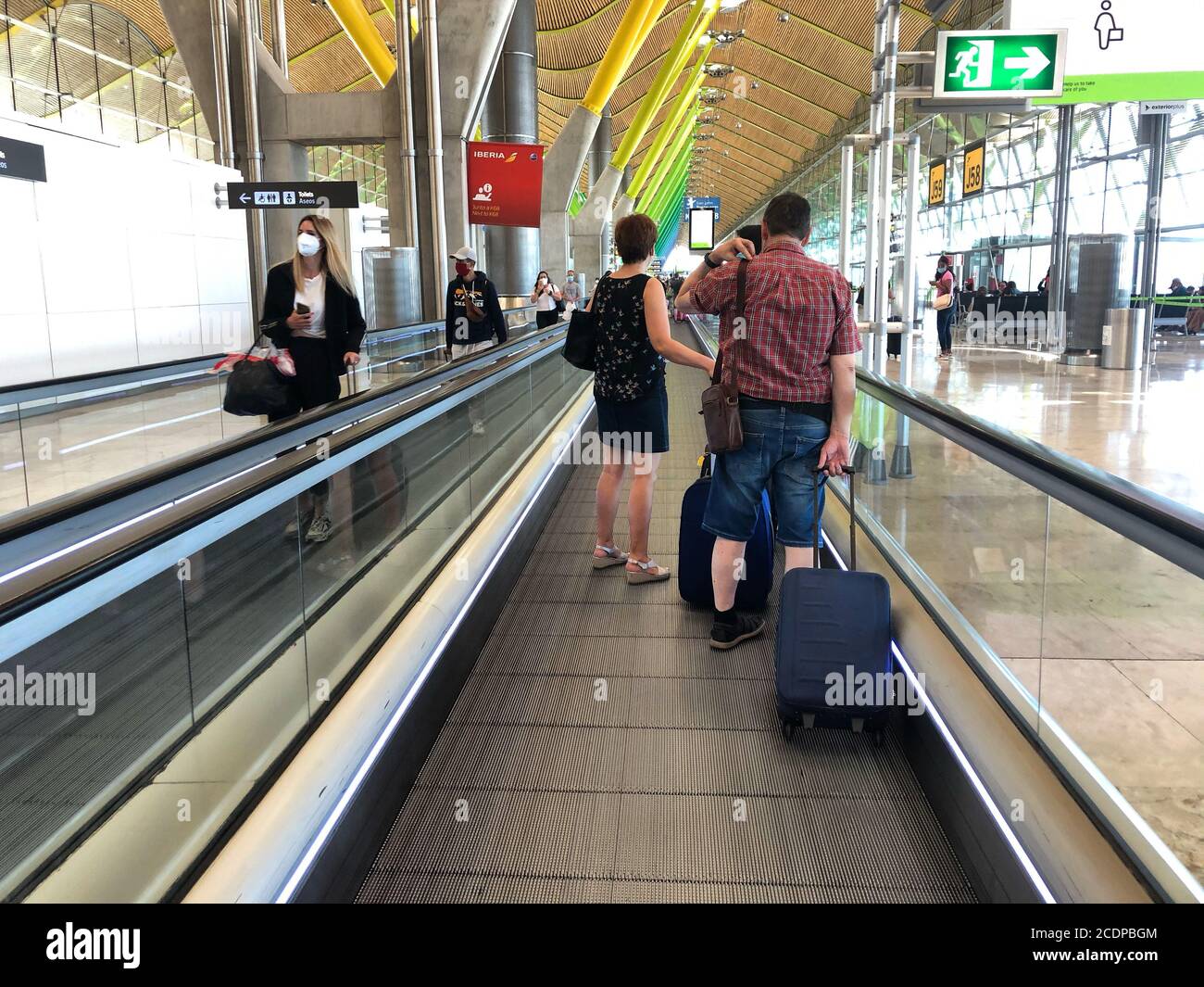 Passagiere des Flughafens Adolfo Suárez Madrid Barajas im Sommer 2020. /Ana Bornay Stockfoto