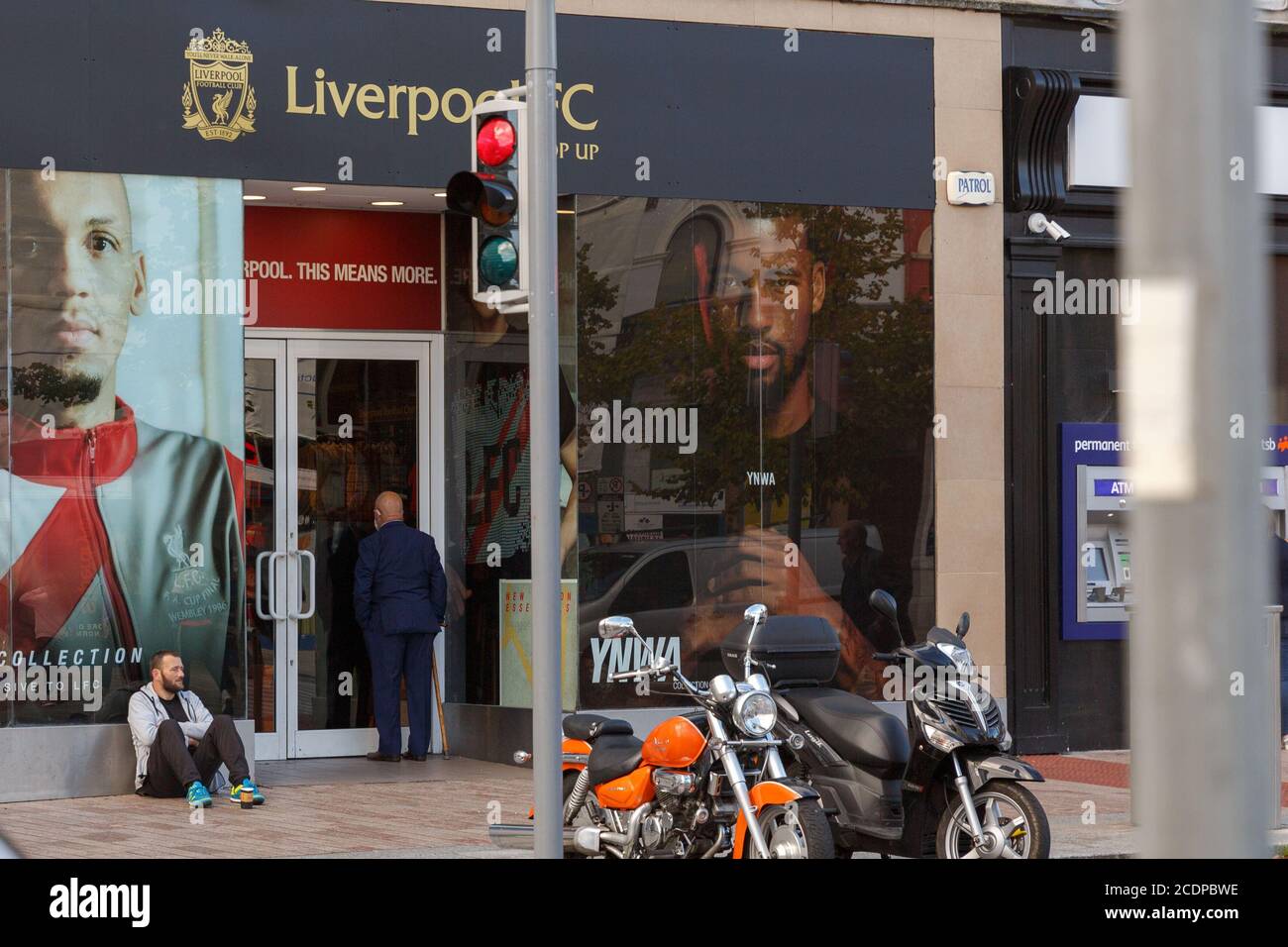 Cork, Irland. August 2020. Eröffnung des FC Liverpool Store, Cork City. Ein Liverpool FC Pop-up-Store öffnete heute um 12 Uhr in der St. Patrick's Street seine Türen. Das Geschäft verkauft die offiziellen Waren der Premier League Gewinner 2020. Kredit: Damian Coleman/Alamy Live Nachrichten Stockfoto