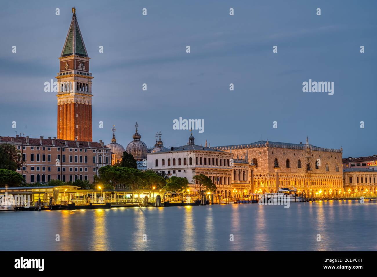 Blick auf den Markusplatz in Venedig bei Nacht mit Der berühmte Campanile Stockfoto