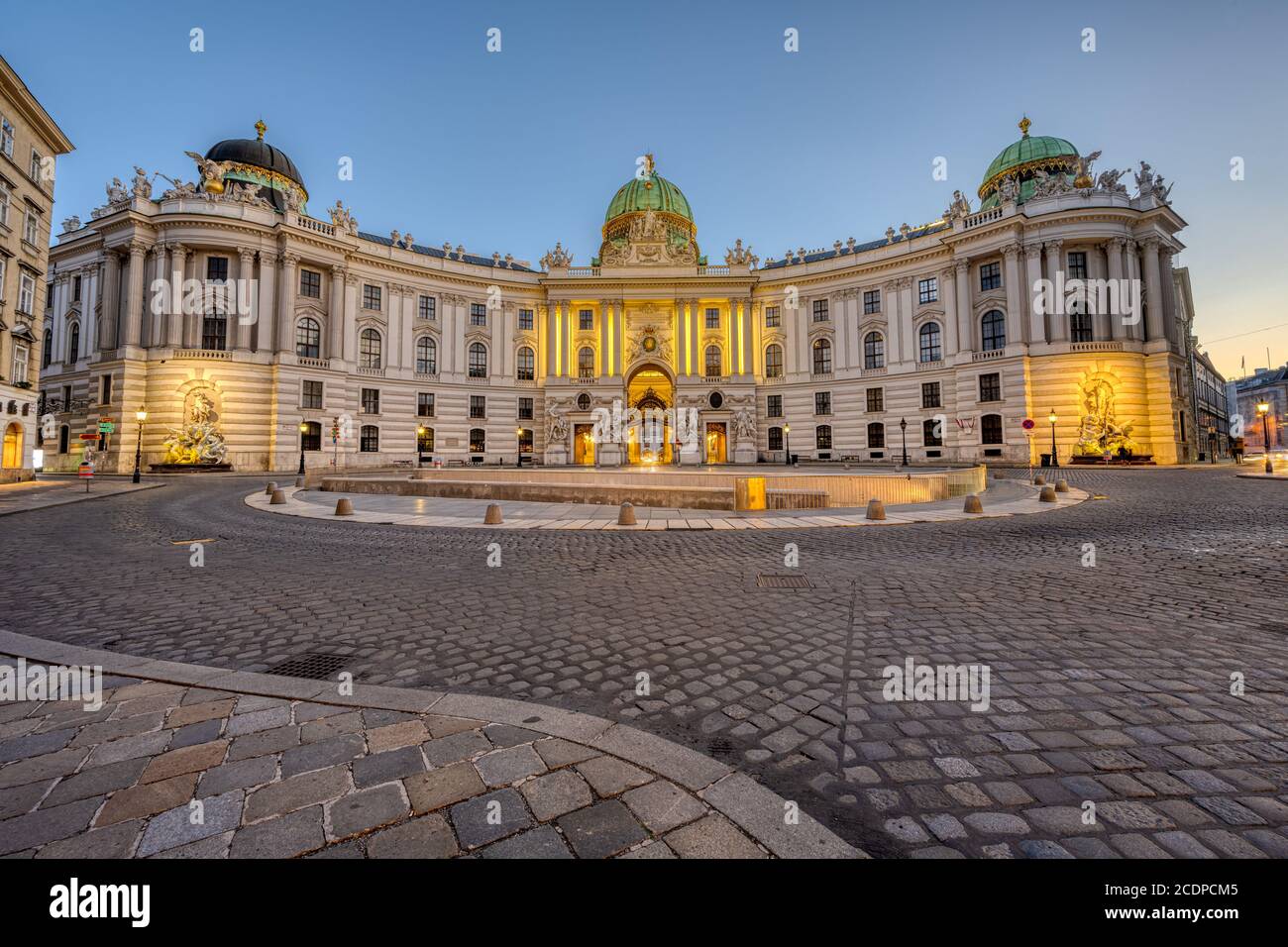 Die berühmte Hofburg und der St. Michaels Platz in Wien Dämmerung Stockfoto