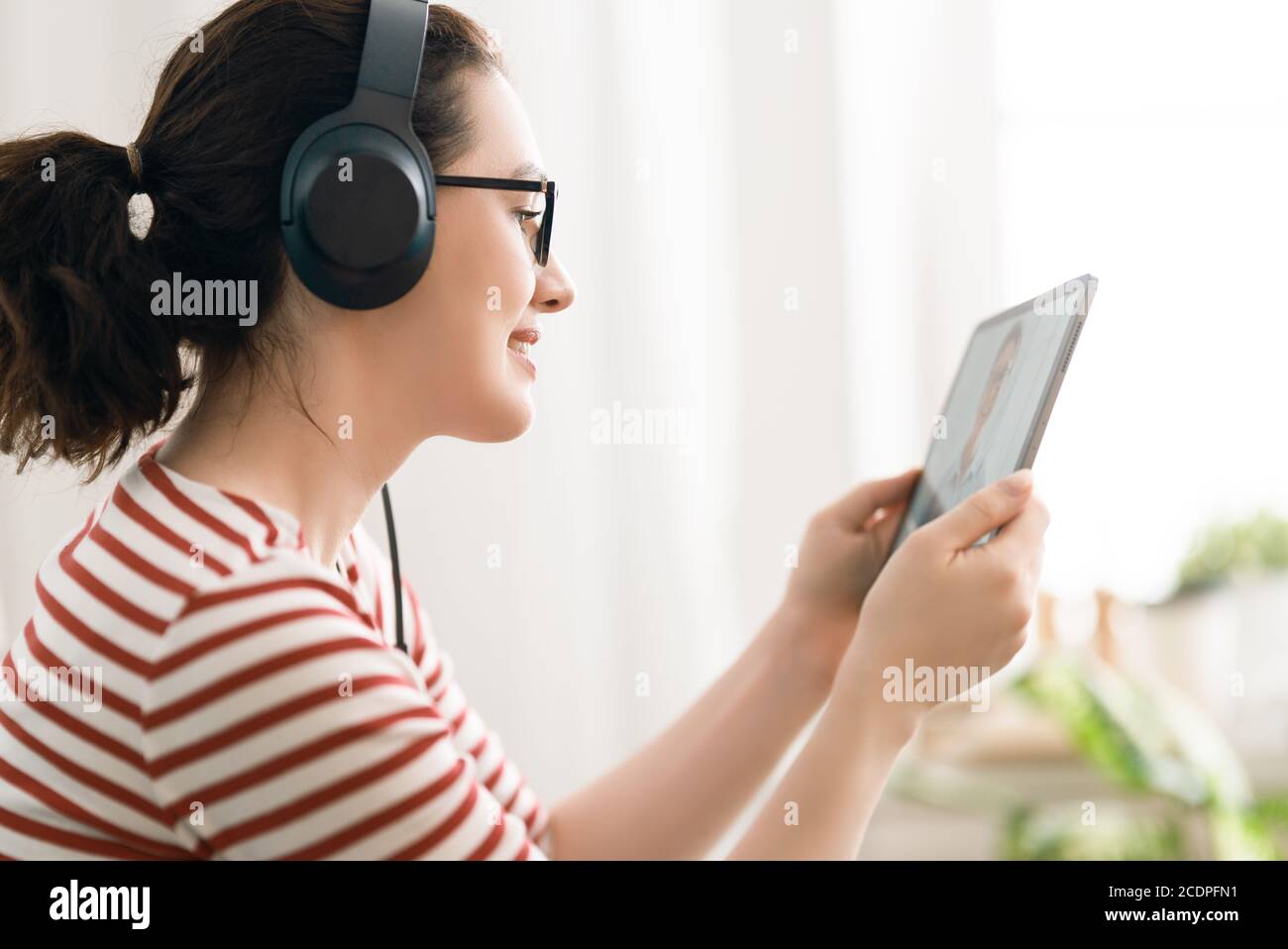 Junge Frau verwendet Laptop-pc für Ferngespräche und Videoanruf. Stockfoto