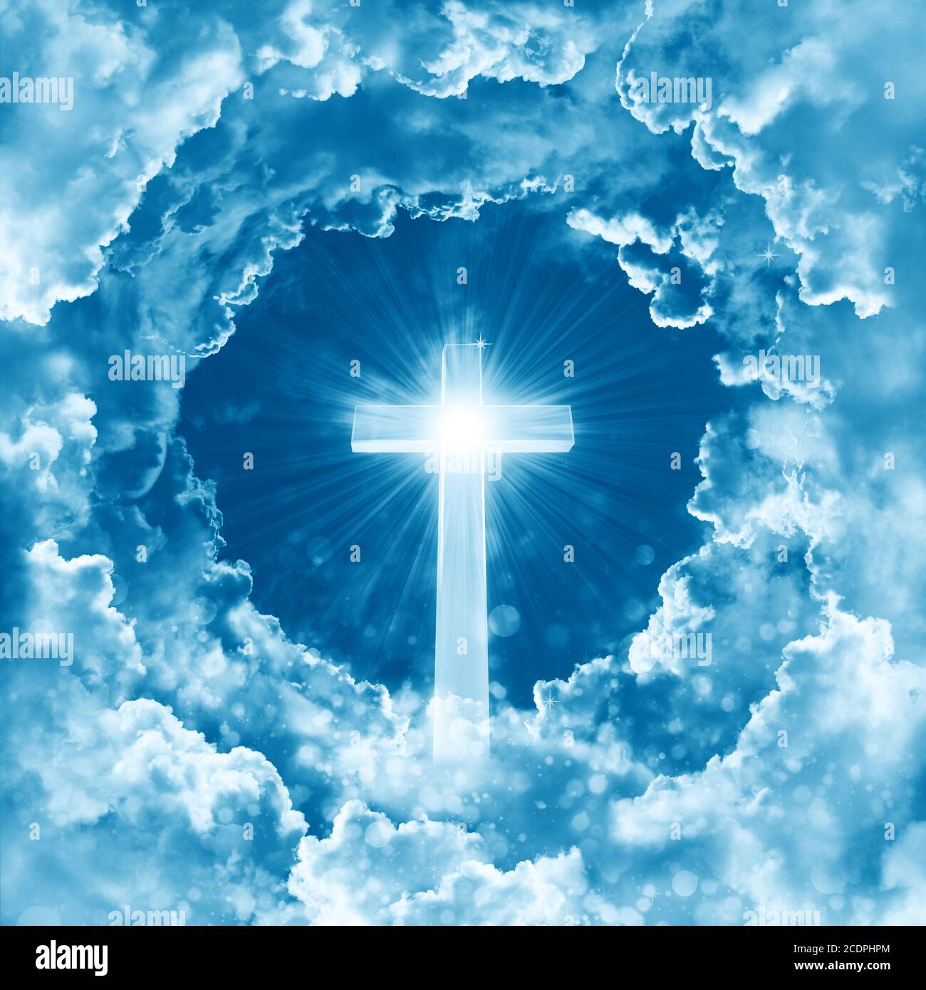 Konzept der christlichen Religion leuchtendes Kreuz auf dem Hintergrund des dramatischen bewölkten Himmels. Himmel mit Kreuz und schöne Wolke. Friedlicher religiöser Rückstand Stockfoto