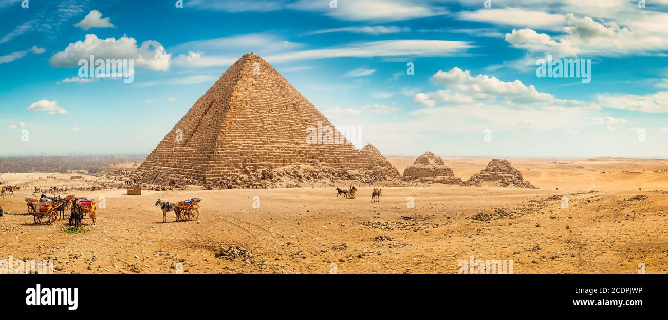 Pyramiden von Gizeh in der Wüste am Tag Stockfoto