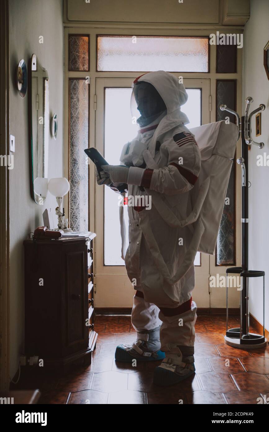 Astronaut, der nach langer Zeit wieder auf die Erde zurückkehrt, ist verlassen worden. Konzept über Wissenschaft und Wissenschaft Stockfoto