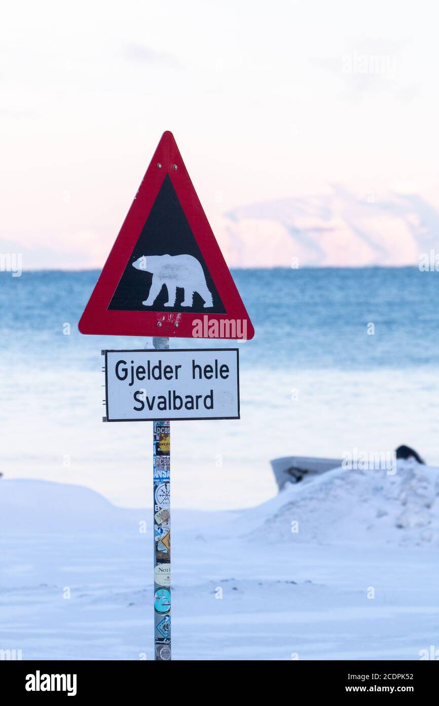Eisbären-Warnschild am Stadtrand von Longyearbyen, Svalbard Stockfoto