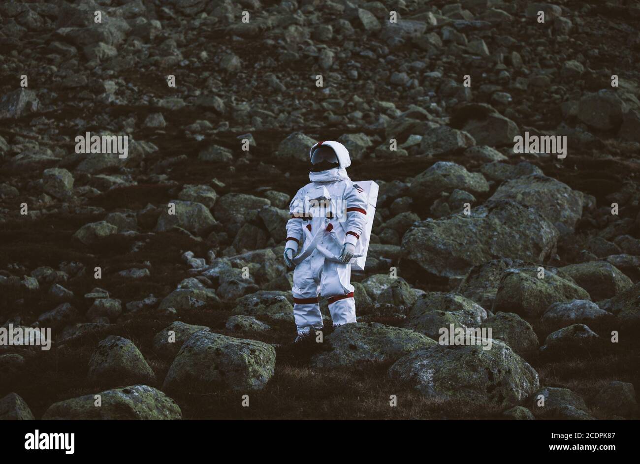Astronaut erforscht einen neuen Planeten. Auf der Suche nach einem neuen Zuhause für die Menschheit. Konzept über Wissenschaft und Natur Stockfoto