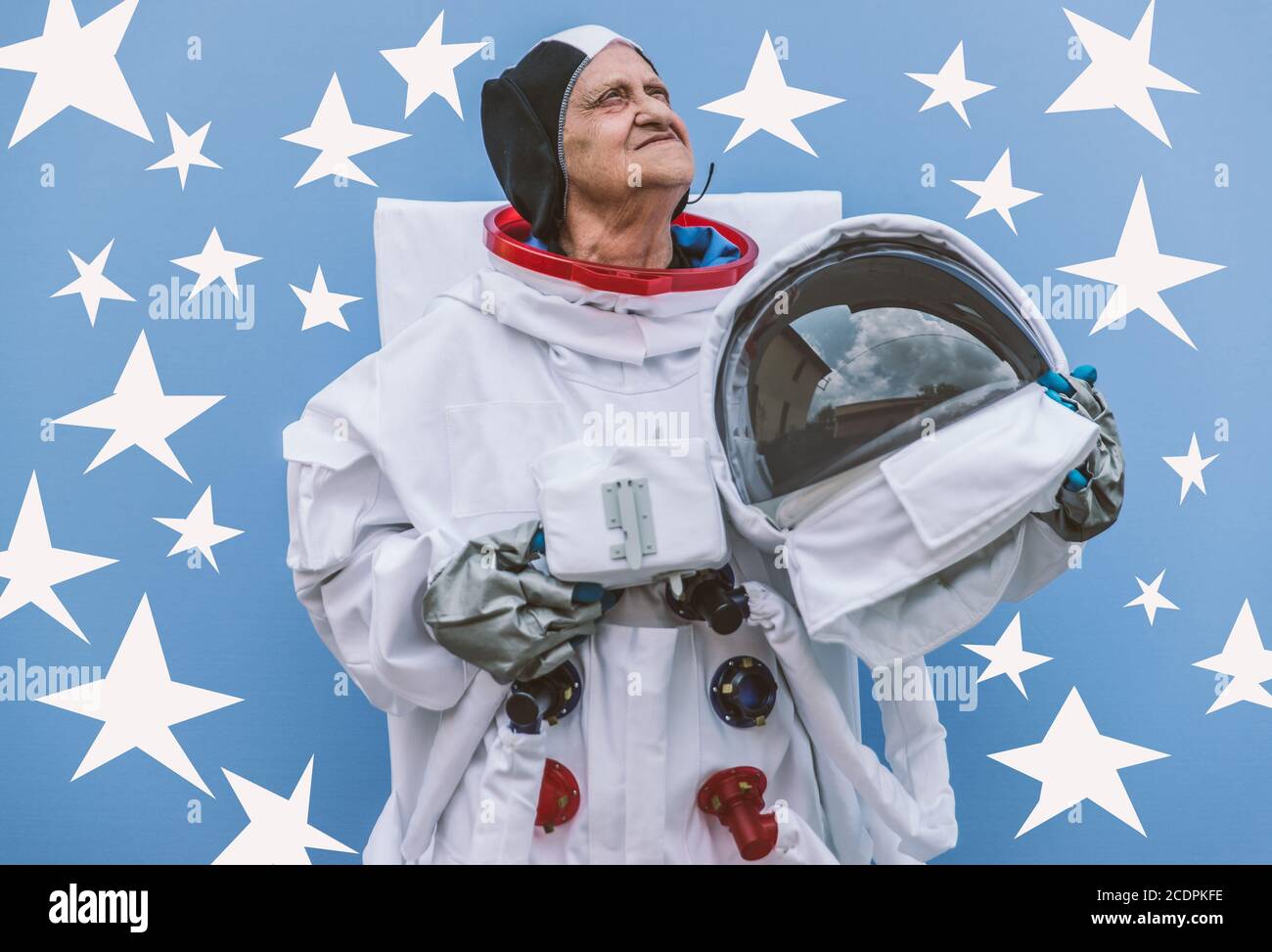Großmutter Astronaut geht ins All, lustige Konzept über ältere Frau und ihre Träume Stockfoto