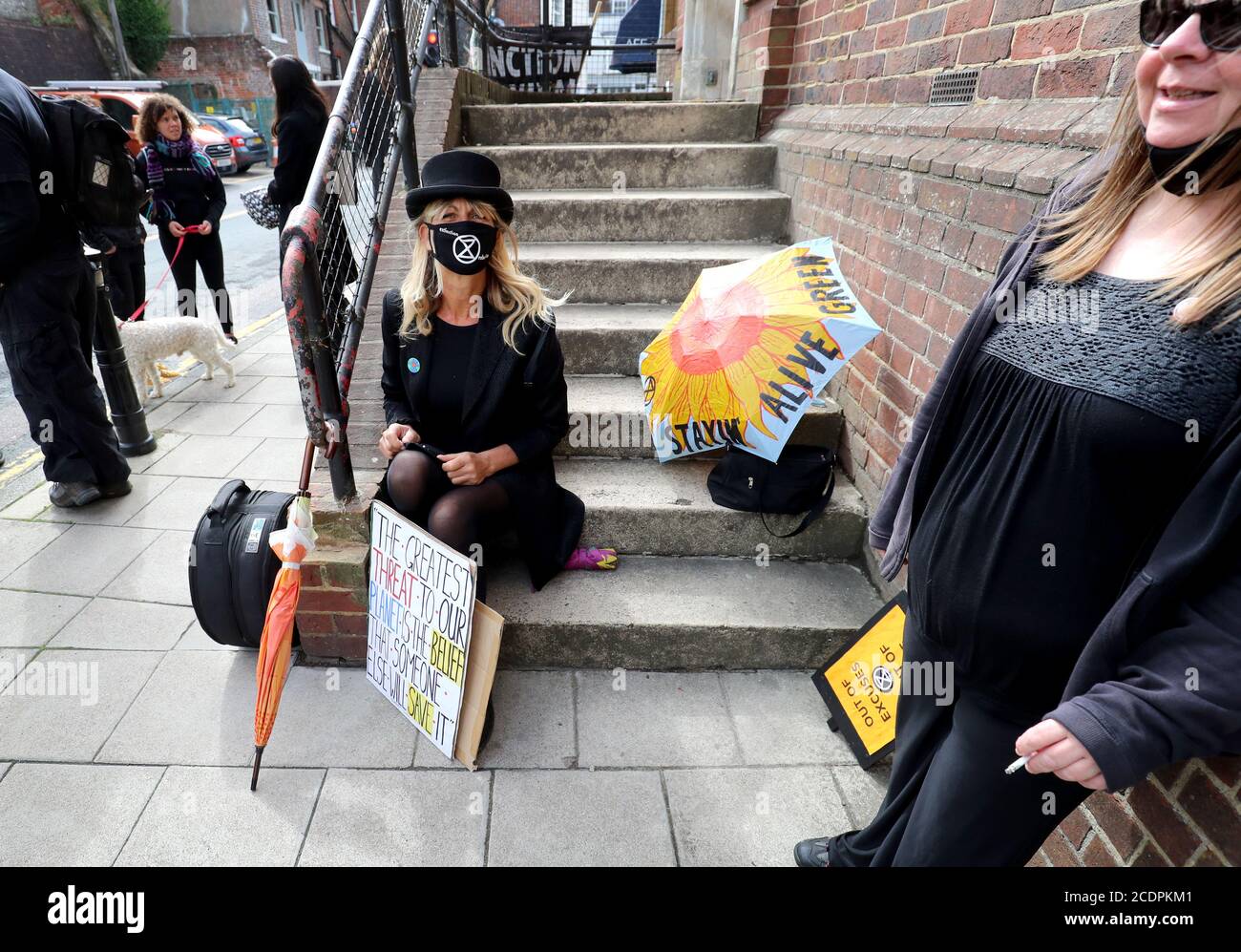 Aktivisten von Extinction Rebellion bereiten sich darauf vor, an einer Prozession für den Planeten in Lewes, East Sussex, teilzunehmen, um den Tod und die Zerstörung zu markieren, die von Menschen auf unserer natürlichen Welt angerichtet werden, während ein Wochenende der Extinction Rebellion-Aktion im ganzen Land beginnt. Bilddatum: Samstag, 29. August 2020. Siehe PA Geschichte PROTEST Climate. Bildnachweis sollte lauten: Gareth Fuller/PA Wire Stockfoto