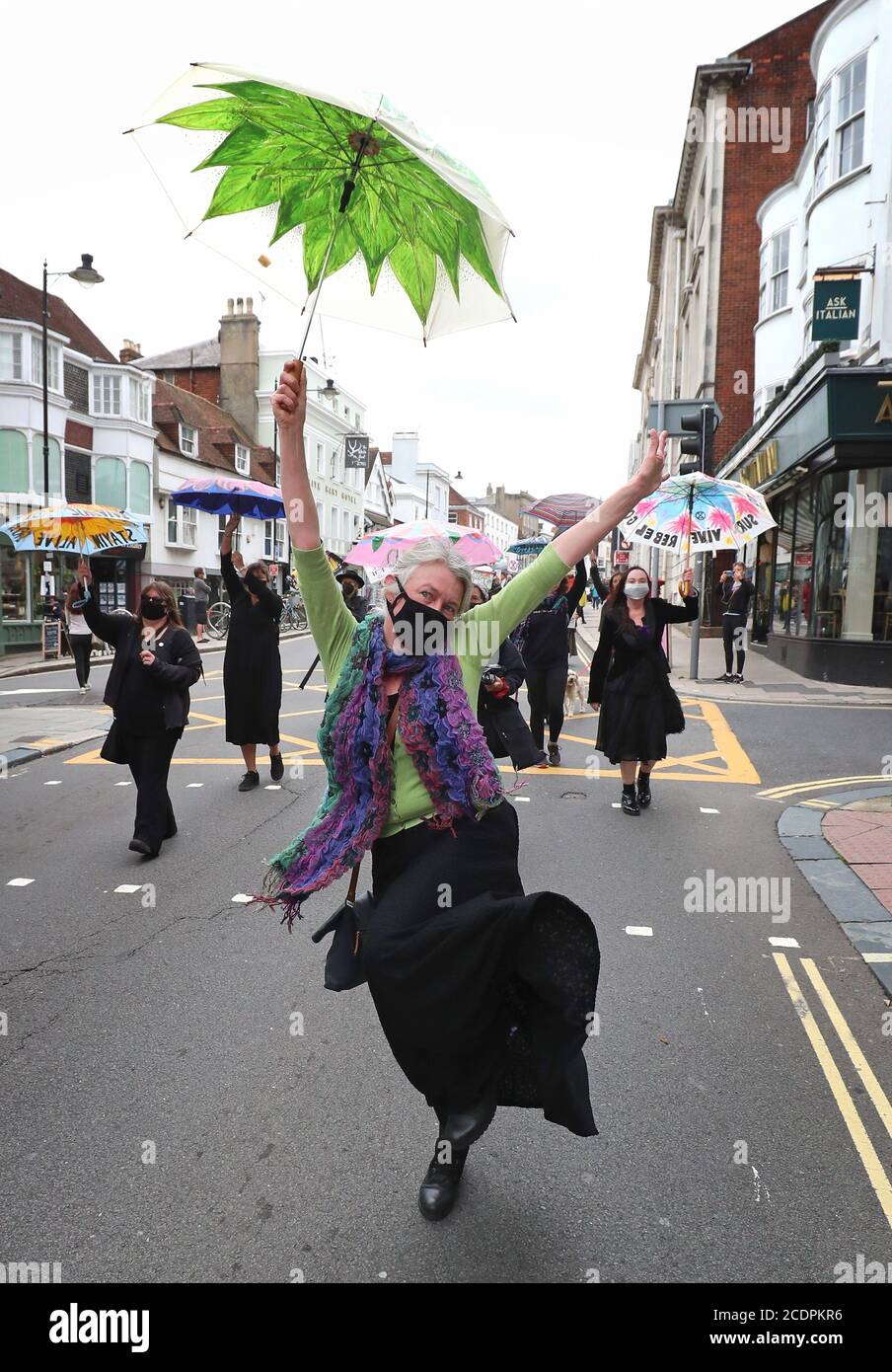 Aktivisten von Extinction Rebellion nehmen an einer Prozession für den Planeten in Lewes, East Sussex, Teil, um den Tod und die Zerstörung zu markieren, die Menschen auf unserer natürlichen Welt verübt haben, während ein Wochenende der Extinction Rebellion-Aktion im ganzen Land beginnt. Bilddatum: Samstag, 29. August 2020. Siehe PA Geschichte PROTEST Climate. Bildnachweis sollte lauten: Gareth Fuller/PA Wire Stockfoto